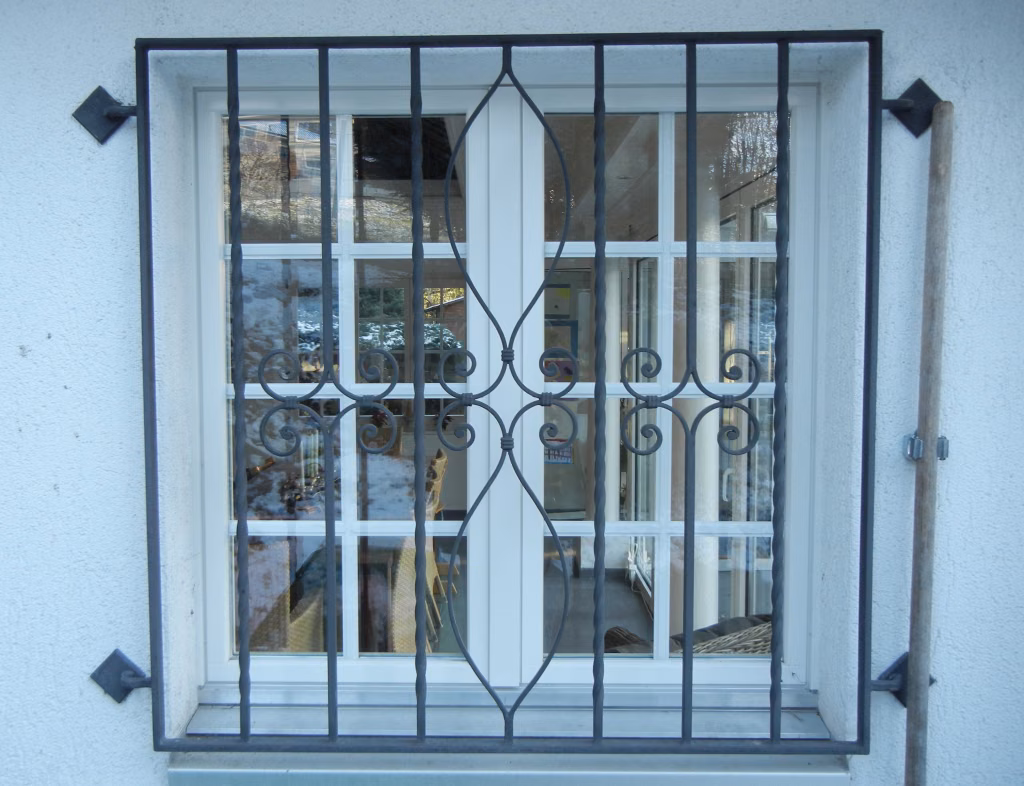 Einfaches Fenstergitter aus Schmiedeisen als Einbruchsschutz – Art. Nr. 2050