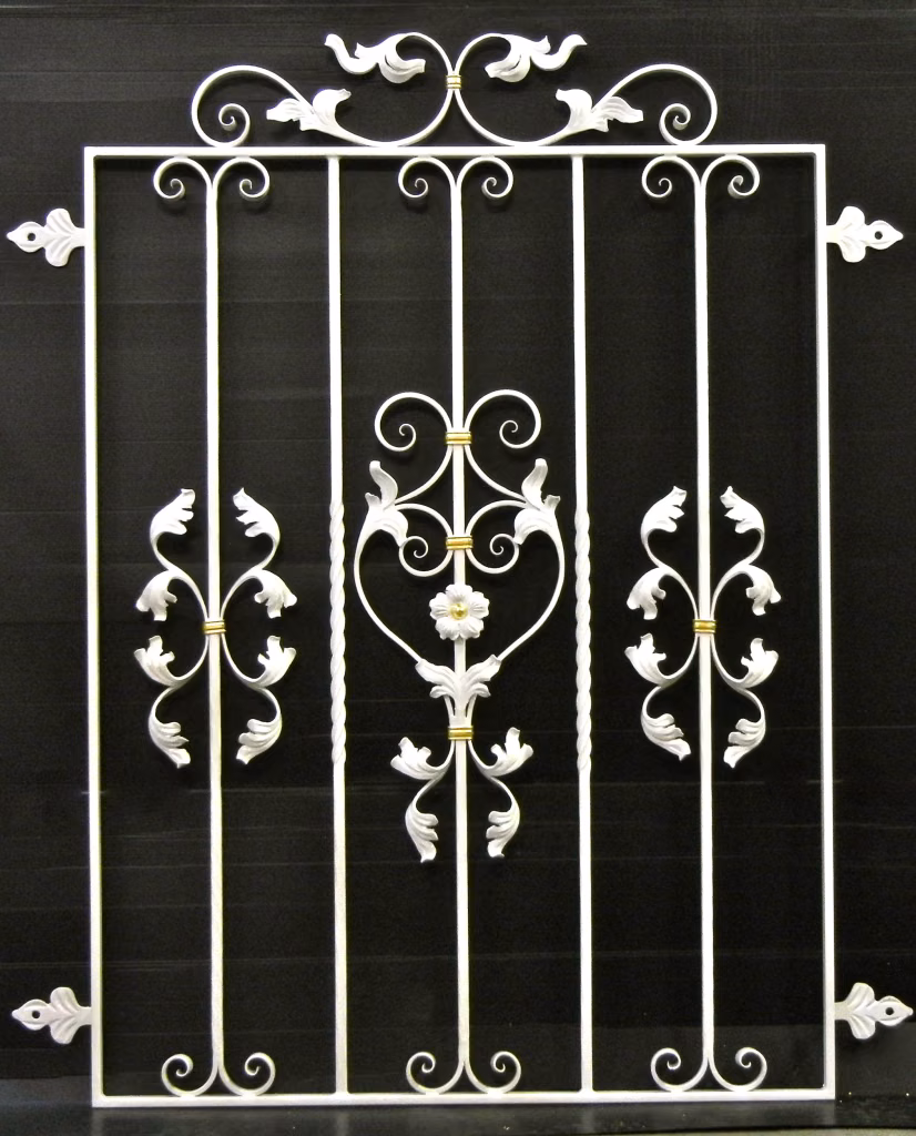 Fenstergitter weiss lackiert und blattvergoldet – Art. Nr. 2052