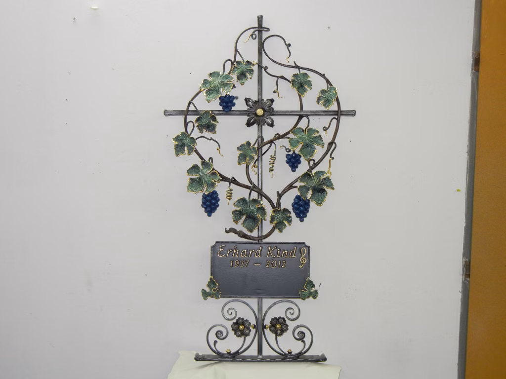 Geschmiedetes Grabkreuz mit Weintrauben Muster und Schrifttafel – Art. Nr. 4022