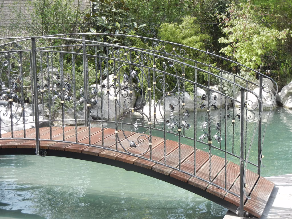 Brücke mit Schmiedeisengeländer über einen Teich – Art. Nr. 5071