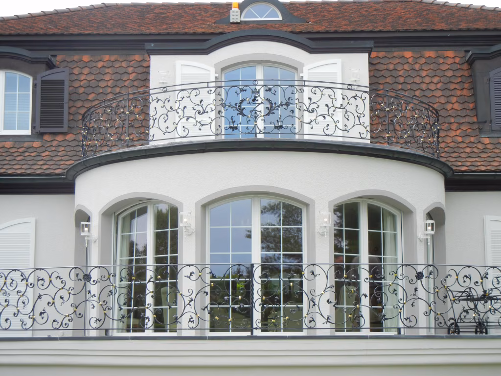 Wunderschöne Balkongeländer für eine Villa in Romanshorn-Schweiz geschwungen Schwarz lackiert pateniert und Blattvergoldet – Art. Nr. 5078