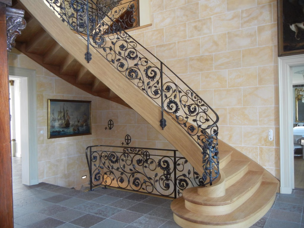 Geschwungenes Innengeländer auf Holztreppe montiert Jagdschloss bei Rostock – Art. Nr. 6054