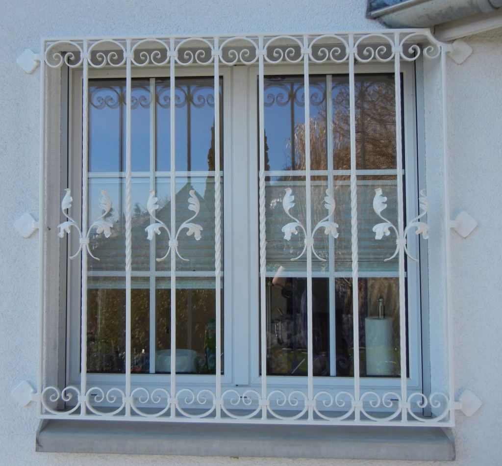 Einfaches Fenstergitter mit leichten Schmiedeteilen verziert – Art. Nr. 2044