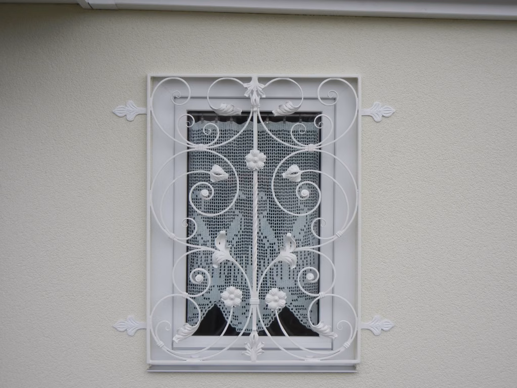 Leichte Fenstergitter handgeschmiedet – Art. Nr. 2045