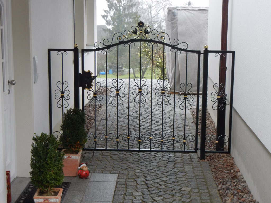 Geschmiedete Türe zwischen Haus und Garage – Art. Nr. 10056