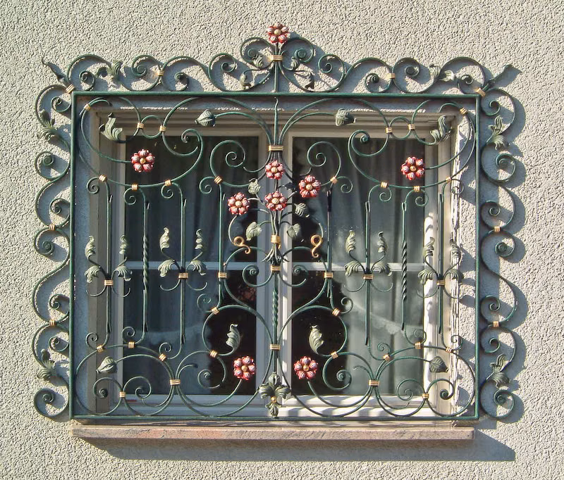 Fenstergitter reich verziert farbig pateniert und blattvergoldet – Art. Nr. 2010