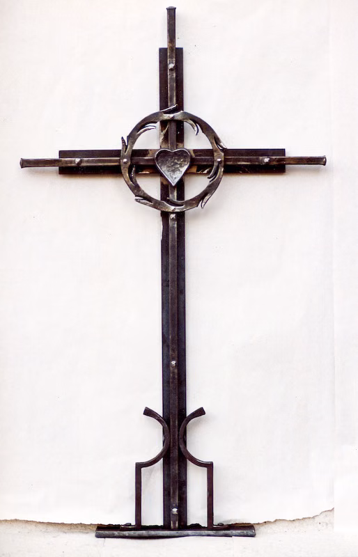 Geschmiedetes Grabkreuz mit Herzen in der Mitte – Art. Nr. 4010